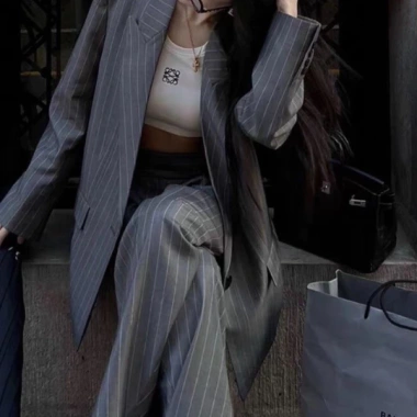 Blazer Nữ Kẻ Sọc Tay Dài Có Lót, Kèm Quần Suông Rộng - Trẻ Trung Sang Trọng, Giá 400.200 VND 4 Blazer Nữ Kẻ Sọc Tay Dài Có Lót, Kèm Quần Suông Rộng - Trẻ Trung Sang Trọng, Giá 400.200 VND 4