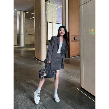 Blazer Nữ và Áo Khoác Kèm Chân Váy Ngắn Chất Vải Kẻ Hàn Quốc Cao Cấp - Giá 322.000₫