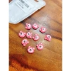 Bộ 10 Charm Gấu Dâu Nhỏ Đáng Yêu – Giá gốc 19.200đ, giảm còn 15.000đ, phù hợp làm phụ kiện