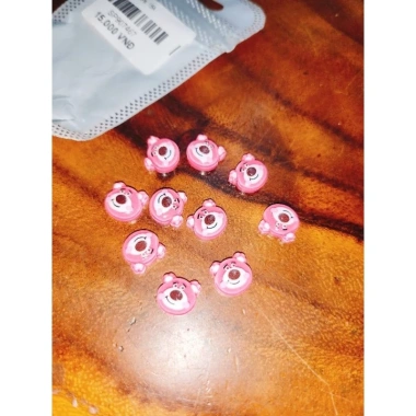 Bộ 10 Charm Gấu Dâu Nhỏ Đáng Yêu – Giá gốc 19.200đ, giảm còn 15.000đ, phù hợp làm phụ kiện