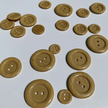 Bộ 10 Nút vân gỗ nhựa bóng - Trang trí handmade, kết áo, giá ưu đãi 15.000 VND 4 Bộ 10 Nút vân gỗ nhựa bóng - Trang trí handmade, kết áo, giá ưu đãi 15.000 VND 4