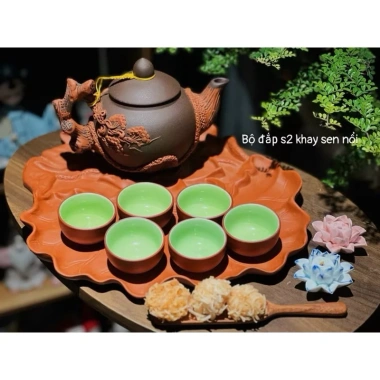 Bộ ấm chén Bát Tràng đắp nổi khay lá sen sang trọng, giá ưu đãi 430.000 VND