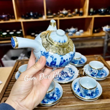 Bộ Ấm Chén Trà Men Lam Hoạ Tiết Trúc Lâm Thất Hiền Tay Cầm Ngang, Bọc Đồng, Gốm Bát Tràng, Giá ưu đãi 300.000₫ 4 Bộ Ấm Chén Trà Men Lam Hoạ Tiết Trúc Lâm Thất Hiền Tay Cầm Ngang, Bọc Đồng, Gốm Bát Tràng, Giá ưu đãi 300.000₫ 4
