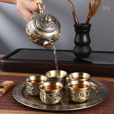 Bộ ấm trà đồng Long Phụng Sum Vầy 6 ly - Hoa văn phú quý, giá ưu đãi 550.000