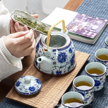 Bộ Ấm Trà Hội Làng – Bình To Đáy Bằng, Chén Men Xuyên Sáng Hoa Xanh, 285.696₫