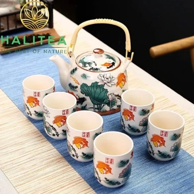 Bộ Ấm Trà Sứ 900ml Quai Xách Lưới Lọc Họa Tiết Sen Cá - Giá ưu đãi 429k 6