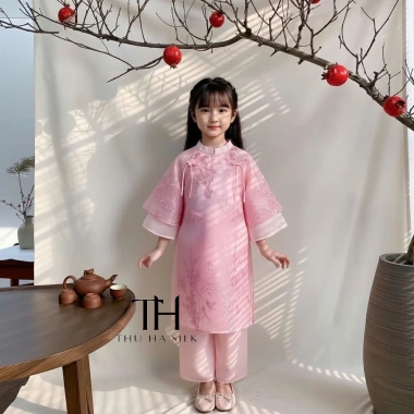 Bộ áo dài bé gái cách tân Tết 2.026, thiết kế trung thu sang trọng - Tiệm áo dài nhà Cam, giảm giá 20% 3 Bộ áo dài bé gái cách tân Tết 2.026, thiết kế trung thu sang trọng - Tiệm áo dài nhà Cam, giảm giá 20% 3