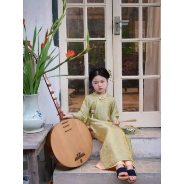 Bộ áo dài bé gái CÁT TƯỜNG màu cốm - áo dài Tết 2.026, giá 295k - nhà Cam C25.836 2 Bộ áo dài bé gái CÁT TƯỜNG màu cốm - áo dài Tết 2.026, giá 295k - nhà Cam C25.836 2