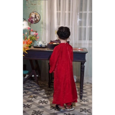 Bộ áo dài bé gái CÁT TƯỜNG màu đỏ - áo dài Tết 2.026 cách tân, chỉ 295k - nhà Cam 4 Bộ áo dài bé gái CÁT TƯỜNG màu đỏ - áo dài Tết 2.026 cách tân, chỉ 295k - nhà Cam 4