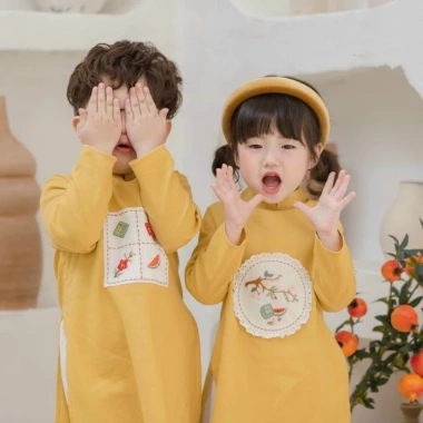 Bộ áo dài cách tân Tết cho bé - Chất liệu chéo Hàn cao cấp, kèm quần lụa trắng mềm mịn, giá ưu đãi 201.000 VND 3