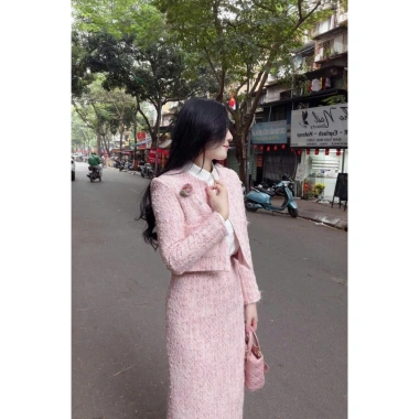 Bộ Áo Khoác Blazer Lửng Tweed Hồng Pastel Cài Nút và Chân Váy Bút Chì Dài Giá chỉ 600k
