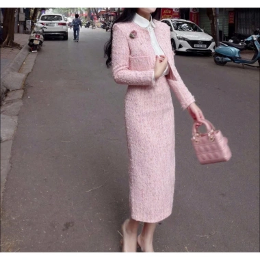 Bộ Áo Khoác Blazer Lửng Tweed Hồng Pastel Cài Nút và Chân Váy Bút Chì Dài Giá chỉ 600k 3 Bộ Áo Khoác Blazer Lửng Tweed Hồng Pastel Cài Nút và Chân Váy Bút Chì Dài Giá chỉ 600k 3