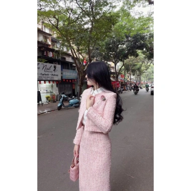 Bộ Áo Khoác Blazer Lửng Tweed Hồng Pastel Cài Nút và Chân Váy Bút Chì Dài Giá chỉ 600k 4 Bộ Áo Khoác Blazer Lửng Tweed Hồng Pastel Cài Nút và Chân Váy Bút Chì Dài Giá chỉ 600k 4