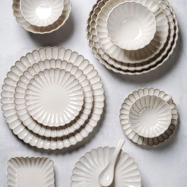 Bộ bát đĩa cúc trắng cao cấp, sứ trắng sang trọng, decor hiện đại, chỉ 38.000₫ 4 Bộ bát đĩa cúc trắng cao cấp, sứ trắng sang trọng, decor hiện đại, chỉ 38.000₫ 4