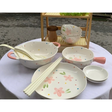 Bộ bát đĩa sứ bông hoa chấm bi dễ thương – 7 món, cho bếp ấm & cúng, giảm giá 6 Bộ bát đĩa sứ bông hoa chấm bi dễ thương – 7 món, cho bếp ấm & cúng, giảm giá 6