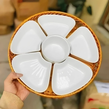 Bộ Bát Đĩa Sứ Cao Cấp Hoa Mai M198: Kèm Khay Mây Đựng Thức Ăn Thờ Cúng 3