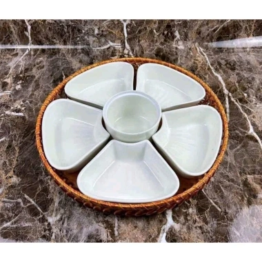Bộ bát đĩa sứ hoa mai kèm khay mây - Đồ thờ cúng sang trọng, giá chỉ 160k
