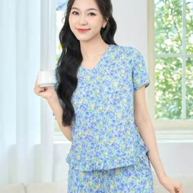 Bộ đồ mặc nhà nữ CARDINA chất lanh, cổ tim, tay ngắn, quần suông gấu áo bèo - 295.000₫