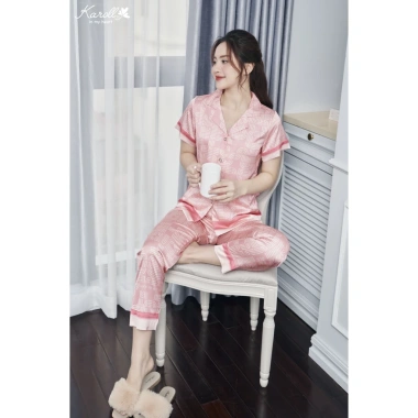 Bộ đồ mặc nhà nữ Karoll lụa luxury quần dài tay cộc giảm giá 18% chỉ 297.000đ