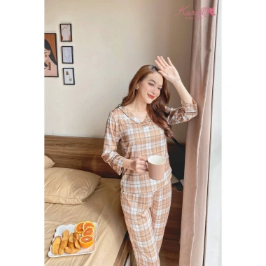 Bộ đồ mặc nhà nữ lụa luxury NH21.011 cổ tim, quần dài tay lửng, hoạ tiết kẻ - 267.500₫