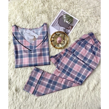Bộ đồ mặc nhà nữ lụa luxury NH21.011 cổ tim, quần dài tay lửng, hoạ tiết kẻ - 267.500₫