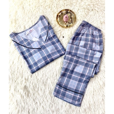 Bộ đồ mặc nhà nữ lụa luxury NH21.011 cổ tim, quần dài tay lửng, hoạ tiết kẻ - 267.500₫