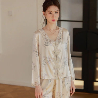Bộ đồ ngủ lụa hai mảnh sang trọng – Áo V cổ chữ V, quần ren ống rộng, vải thoáng khí, chỉ 486.000 VND