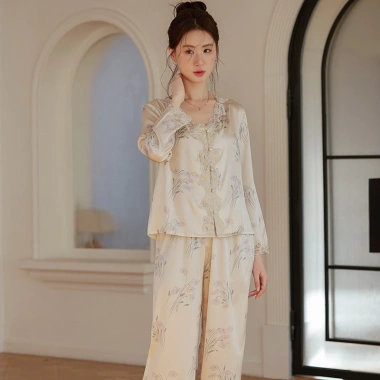 Bộ đồ ngủ lụa hai mảnh sang trọng – Áo V cổ chữ V, quần ren ống rộng, vải thoáng khí, chỉ 486.000 VND