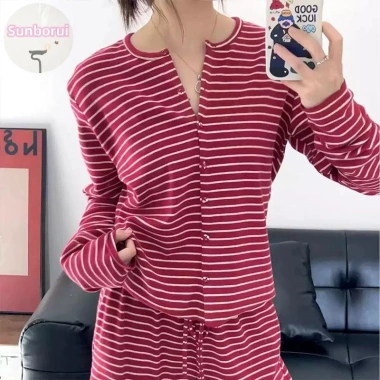 Bộ đồ ngủ nữ dài tay phong cách Hàn Quốc sọc đỏ hoa hồng - Giá ưu đãi 211.900₫