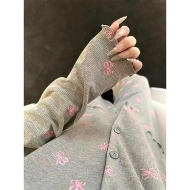 Bộ đồ ngủ tay dài thun gân xám họa tiết nơ hồng dễ thương giá ưu đãi 178k