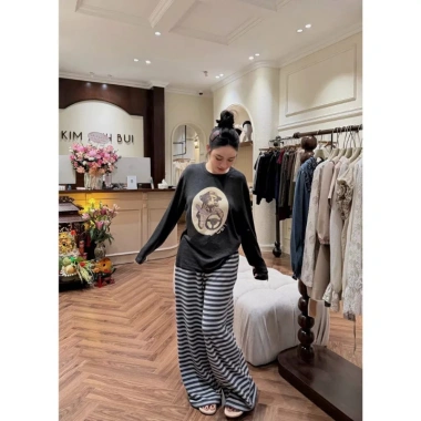 Bộ đồ nữ áo thun dài tay in hình form rộng và quần sọc ống suông trẻ trung LILY HCOM26.840 - 239k 10 Bộ đồ nữ áo thun dài tay in hình form rộng và quần sọc ống suông trẻ trung LILY HCOM26.840 - 239k 10