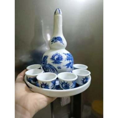 Bộ Khay nậm rượu RỒNG hoặc SEN cúng thắp hương men lam - khay tròn + nậm + 6 chén, giá ưu đãi 150.000 VND 10 Bộ Khay nậm rượu RỒNG hoặc SEN cúng thắp hương men lam - khay tròn + nậm + 6 chén, giá ưu đãi 150.000 VND 10