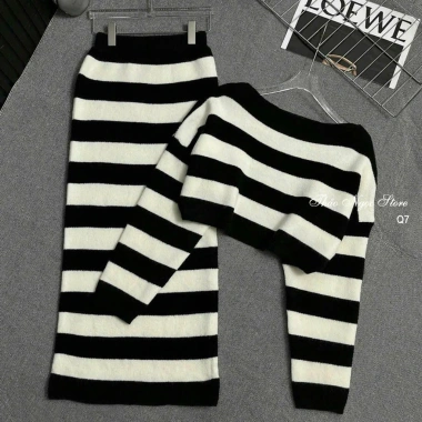 Bộ len sọc nữ croptop trễ vai + chân váy ôm dài - Giá ưu đãi 215k Thảo Ngọc Store