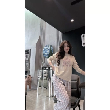 Bộ Mặc Nhà Nữ YangYang HCOM26.805 – Áo Thun Dài Tay In Chữ, Quần Suông Caro Thô, Chất Mềm Mịn, Giá 249.000₫