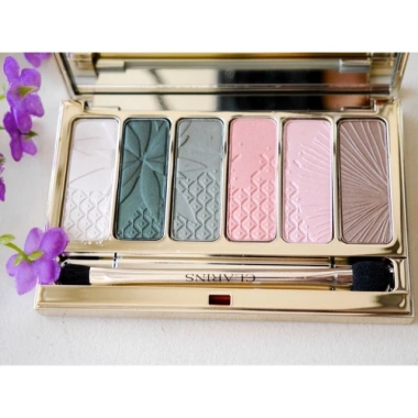 Bộ màu mắt Clarins Garden Escape 6 màu - Lâu trôi, đậm màu, Giá chỉ 1.349.000đ Bộ màu mắt Clarins Garden Escape 6 màu - Lâu trôi, đậm màu, Giá chỉ 1.349.000đ