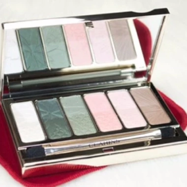 Bộ màu mắt Clarins Garden Escape 6 màu - Lâu trôi, đậm màu, Giá chỉ 1.349.000đ 3 Bộ màu mắt Clarins Garden Escape 6 màu - Lâu trôi, đậm màu, Giá chỉ 1.349.000đ 3