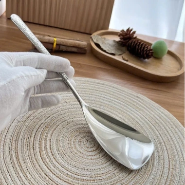 Bộ muôi muỗng thìa xẻng lật inox 304 - Cán khắc tinh tế, bền đẹp, 90.000 VND 3 Bộ muôi muỗng thìa xẻng lật inox 304 - Cán khắc tinh tế, bền đẹp, 90.000 VND 3