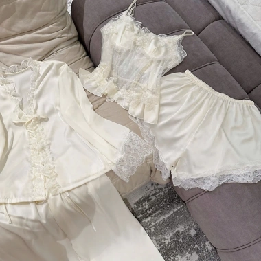 Bộ ngủ lụa 4 chi tiết viền ren mềm mại, cao cấp – Đẹp sang trọng, giá chỉ 565.000 VNĐ