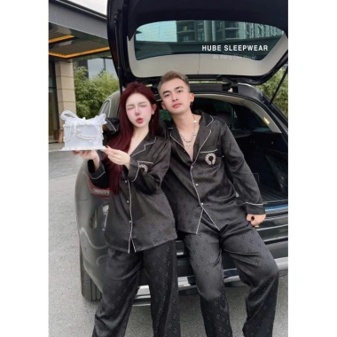Bộ Ngủ Lụa Đôi Nam Nữ Vân Chìm Túi Ngực Chrome Sang Chảnh Loại 1 Xíu Sleepwear 2 Bộ Ngủ Lụa Đôi Nam Nữ Vân Chìm Túi Ngực Chrome Sang Chảnh Loại 1 Xíu Sleepwear 2
