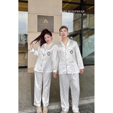 Bộ Ngủ Lụa Đôi Nam Nữ Vân Chìm Túi Ngực Chrome Sang Chảnh Loại 1 Xíu Sleepwear