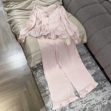 Bộ ngủ lụa LyLy cúc hoa hồng mềm mại, set dài tay thoải mái cho mặc nhà, dạo chơi, du lịch Giá chỉ 522.000₫
