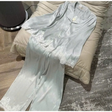 Bộ Ngủ Nữ HCOM26.591 - Áo vest, cổ vest, quần viền ren, lụa Latin, giảm giá 329k