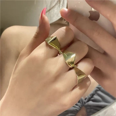Bộ Nhẫn Ba Phần Vivienne Westwood Nam Nữ – Phong Cách Trung Lập Hành Tinh, Giá 289k 4 Bộ Nhẫn Ba Phần Vivienne Westwood Nam Nữ – Phong Cách Trung Lập Hành Tinh, Giá 289k 4