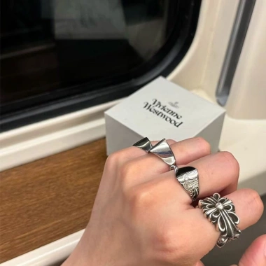 Bộ Nhẫn Ba Phần Vivienne Westwood Nam Nữ – Phong Cách Trung Lập Hành Tinh, Giá 289k