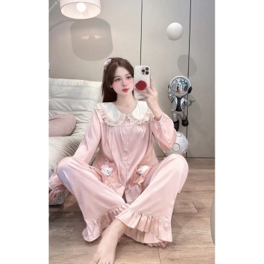 Bộ pijama lụa hồng nữ cổ ren dễ thương, dài tay, quần dài - Giá 190.650₫, cao cấp