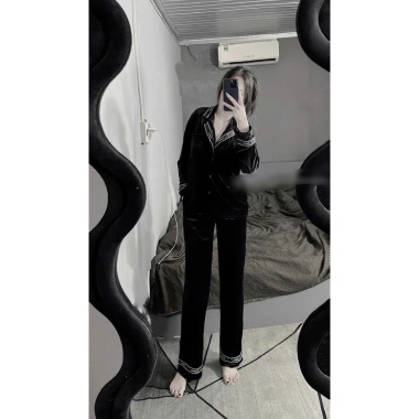 Bộ pijama nhung đen 2 món áo quần mềm mại, thoải mái, giảm 22% chỉ 195.000₫
