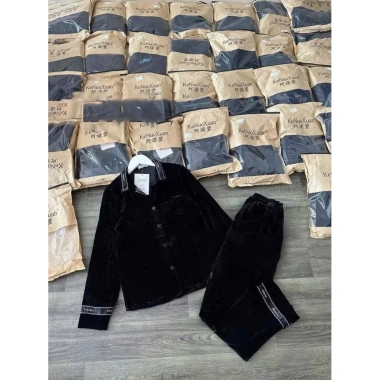 Bộ pijama nhung đen 2 món áo quần mềm mại, thoải mái, giảm 22% chỉ 195.000₫ 3 Bộ pijama nhung đen 2 món áo quần mềm mại, thoải mái, giảm 22% chỉ 195.000₫ 3