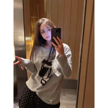 Bộ pijama nữ Juvigo HCOM3.306 áo phông dài tay in mèo, đính nơ, quần dài chấm bi viền ren gấu - giá 229k