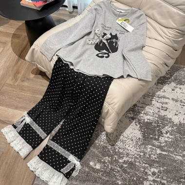 Bộ pijama nữ Juvigo HCOM3.306 áo phông dài tay in mèo, đính nơ, quần dài chấm bi viền ren gấu - giá 229k