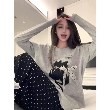 Bộ pijama nữ Juvigo HCOM3.306 áo phông dài tay in mèo, đính nơ, quần dài chấm bi viền ren gấu - giá 229k